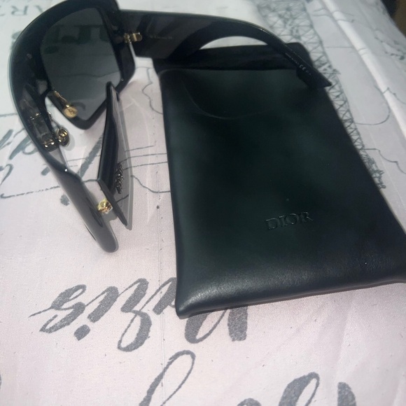 Christian Dior over sized sunglasses. See all pictures. - Picture 5 of 14